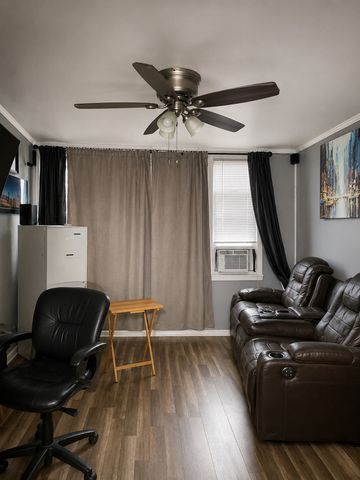 9211 S Clyde Avenue, Chicago, IL 60617