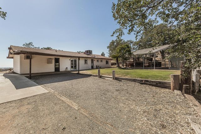 22085 Watts Valley Road, Sanger, CA 93657