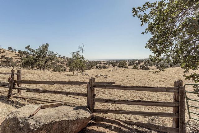 22085 Watts Valley Road, Sanger, CA 93657