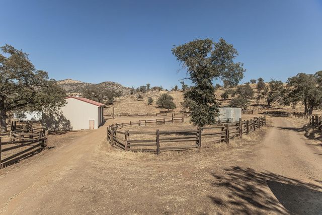 22085 Watts Valley Road, Sanger, CA 93657