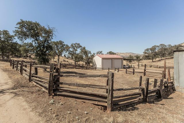 22085 Watts Valley Road, Sanger, CA 93657