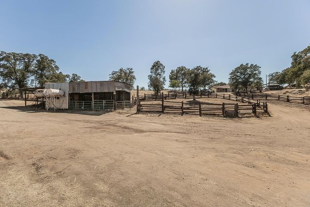 22085 Watts Valley Road, Sanger, CA 93657