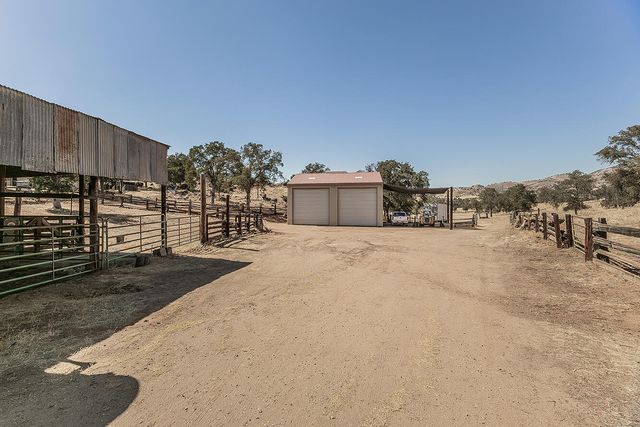 22085 Watts Valley Road, Sanger, CA 93657
