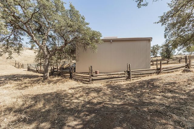 22085 Watts Valley Road, Sanger, CA 93657