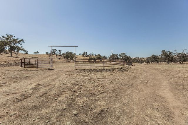 22085 Watts Valley Road, Sanger, CA 93657