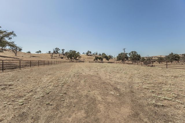 22085 Watts Valley Road, Sanger, CA 93657