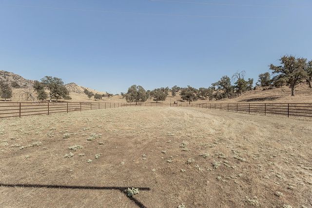 22085 Watts Valley Road, Sanger, CA 93657
