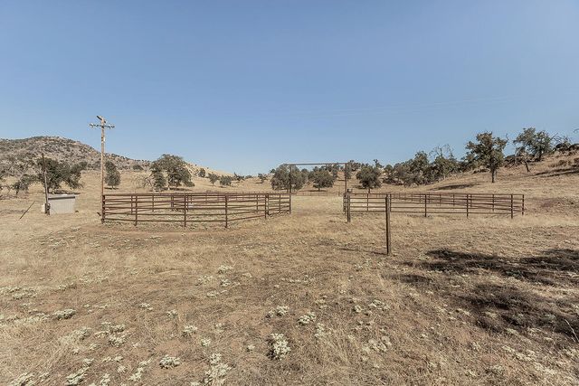 22085 Watts Valley Road, Sanger, CA 93657