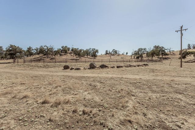 22085 Watts Valley Road, Sanger, CA 93657