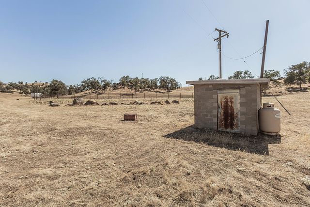 22085 Watts Valley Road, Sanger, CA 93657