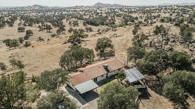 22085 Watts Valley Road, Sanger, CA 93657