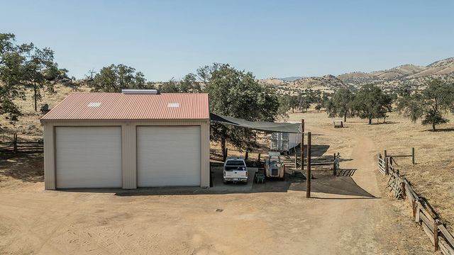 22085 Watts Valley Road, Sanger, CA 93657