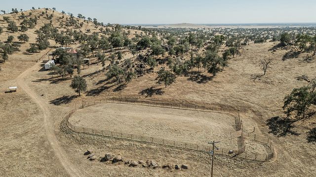 22085 Watts Valley Road, Sanger, CA 93657