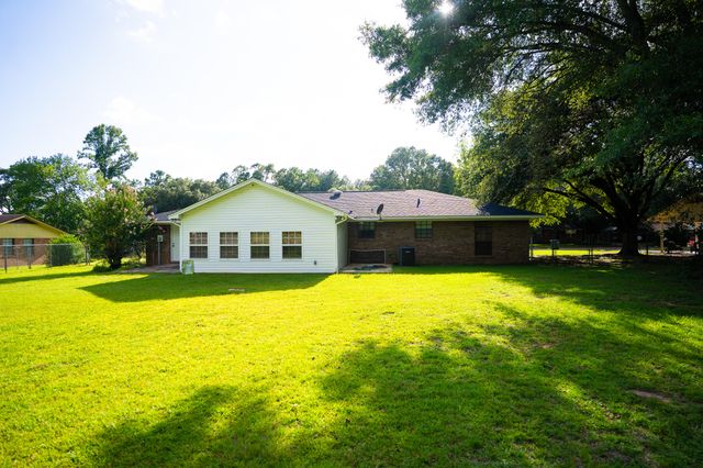 1406 MEADOWBROOK, Columbia, MS 39429