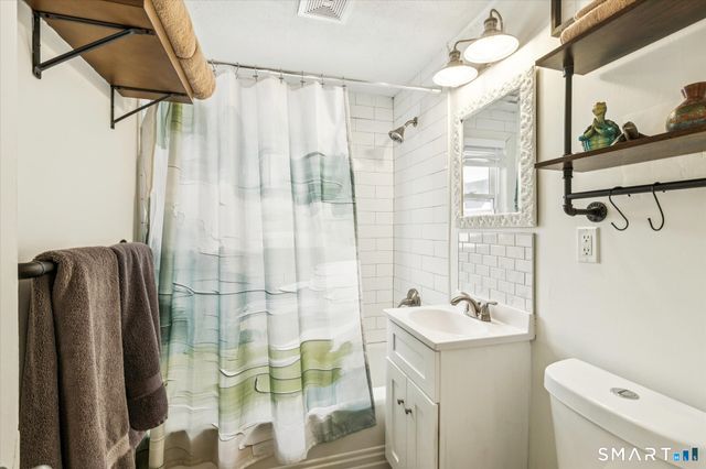 9 Robin Road, Manchester, CT 06042