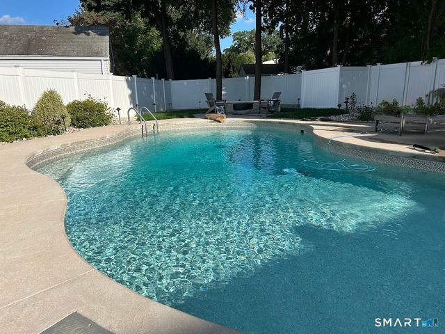 9 Robin Road, Manchester, CT 06042