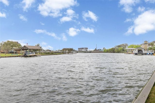 2049 Glencove Drive, Seabrook, TX 77586