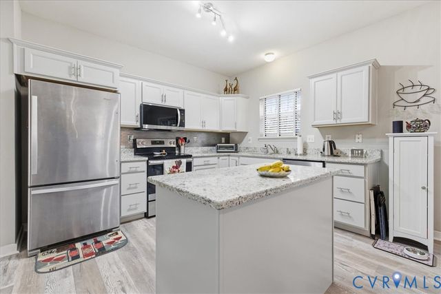 1808 Greenwood Glen Dr, Glen Allen, VA 23059