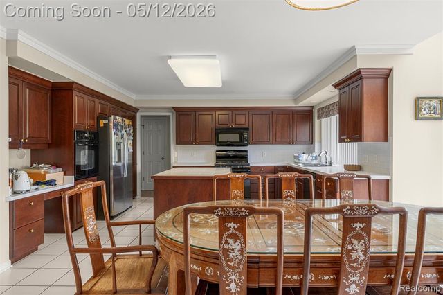 30060 Bristol Lane, Bingham Farms, MI 48025