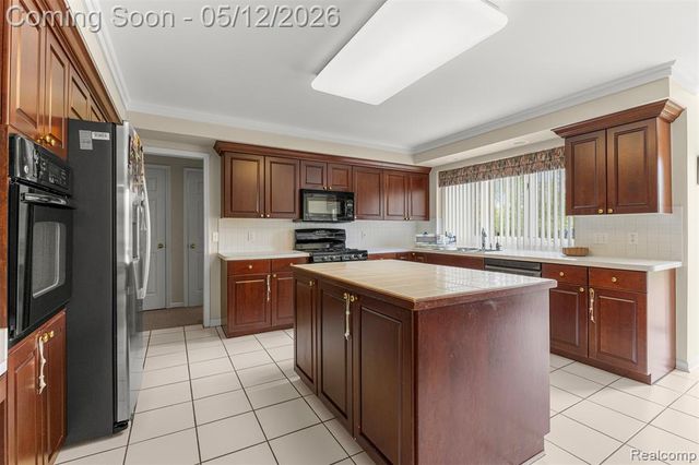 30060 Bristol Lane, Bingham Farms, MI 48025