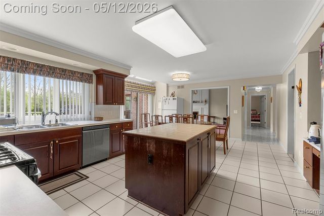 30060 Bristol Lane, Bingham Farms, MI 48025