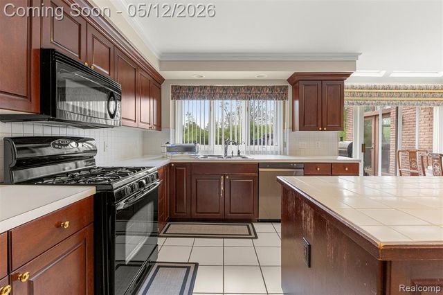 30060 Bristol Lane, Bingham Farms, MI 48025