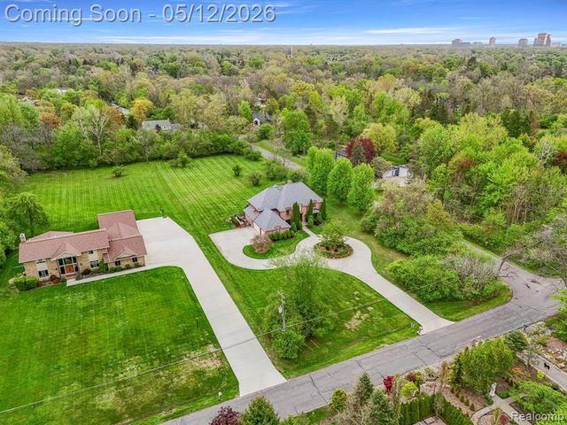 30060 Bristol Lane, Bingham Farms, MI 48025