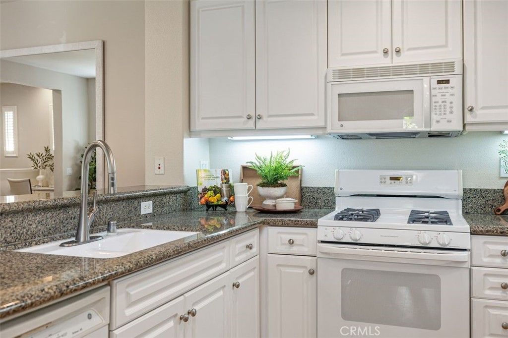 Image 12 of property listing at 33 Flowerbud, Irvine, CA 92603