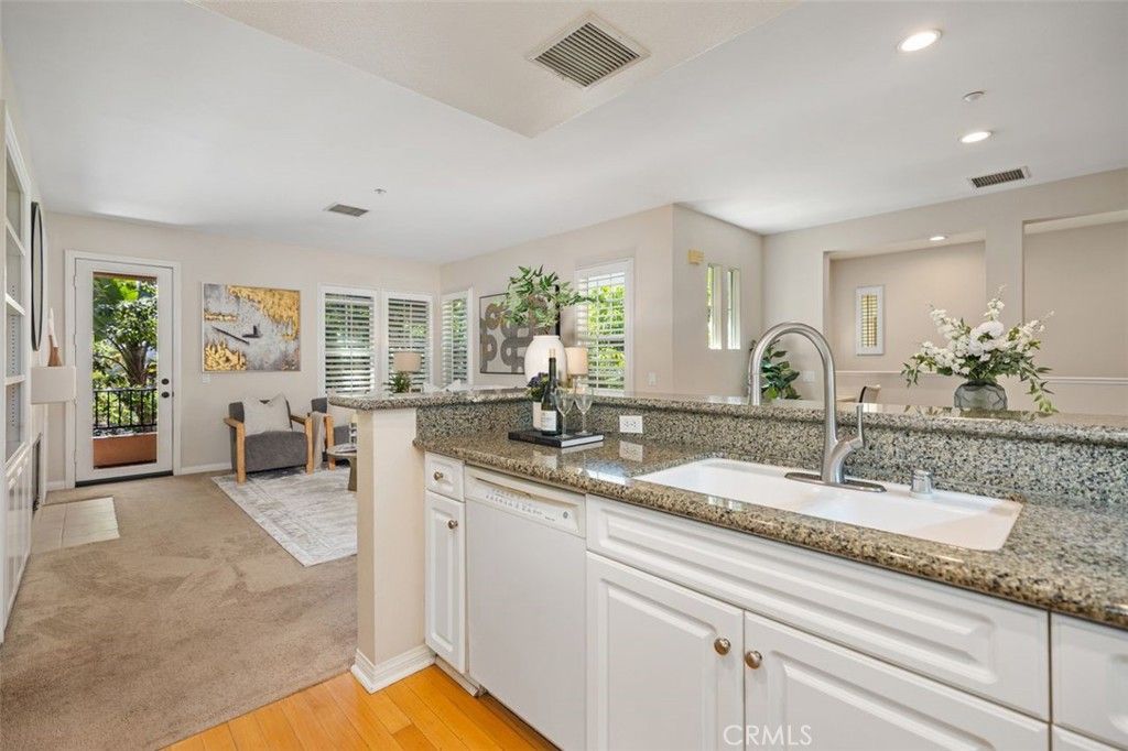 Image 13 of property listing at 33 Flowerbud, Irvine, CA 92603