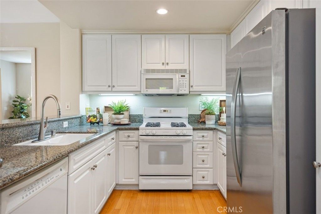 Image 4 of property listing at 33 Flowerbud, Irvine, CA 92603