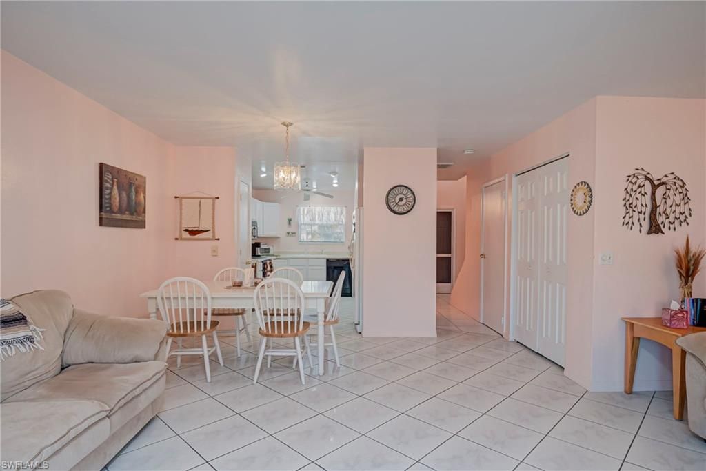 Image 4 of property listing at 1005 SW 48th TER # 2, Cape Coral, FL 33914