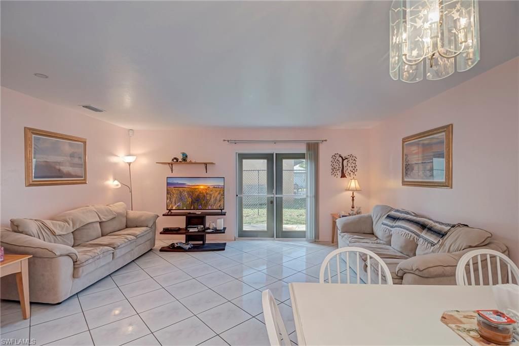 Image 5 of property listing at 1005 SW 48th TER # 2, Cape Coral, FL 33914