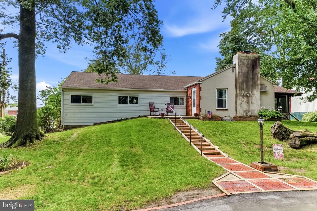 4 N GARFIELD AVE, GLENOLDEN, PA 19036 — photo 2