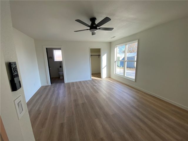 6668 Wedington Drive, Fayetteville, AR 72704