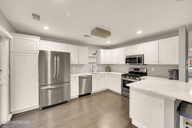 25 Sunningdale Circle, Manalapan, NJ 07726