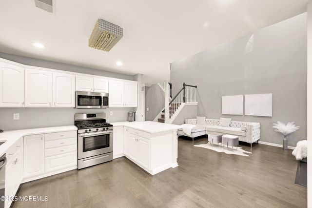 25 Sunningdale Circle, Manalapan, NJ 07726