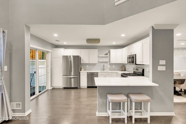 25 Sunningdale Circle, Manalapan, NJ 07726