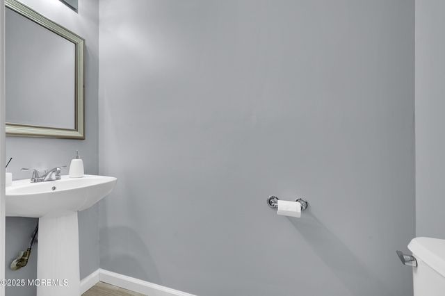 25 Sunningdale Circle, Manalapan, NJ 07726