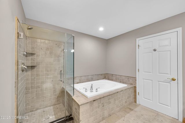 25 Sunningdale Circle, Manalapan, NJ 07726