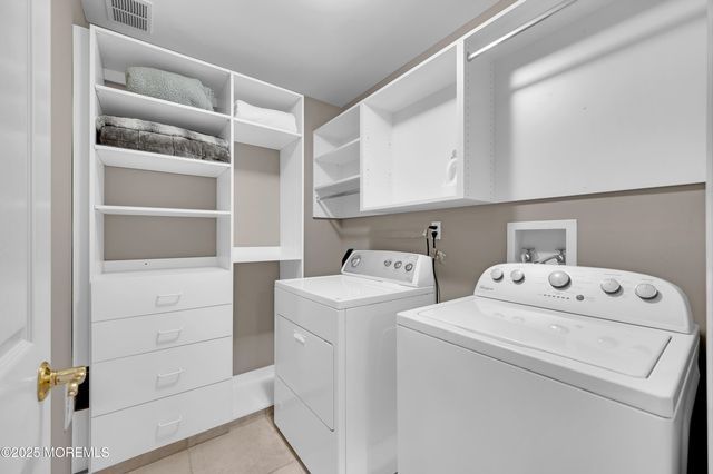 25 Sunningdale Circle, Manalapan, NJ 07726