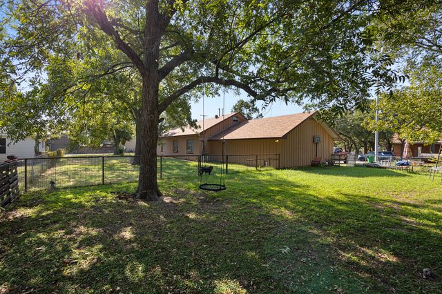 301 W Nelson Street, Bowie, TX 76230
