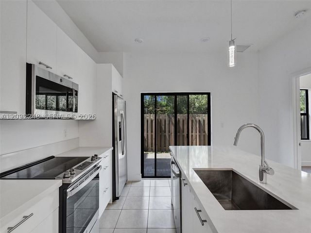 8195 NW 104th Ave 2, Doral, FL 33178