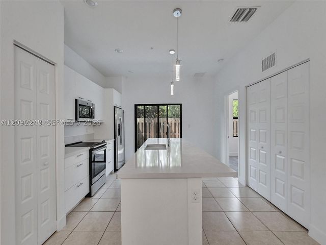 8195 NW 104th Ave 2, Doral, FL 33178