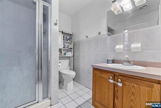 32 Hayward Place, Wallington, NJ 07057