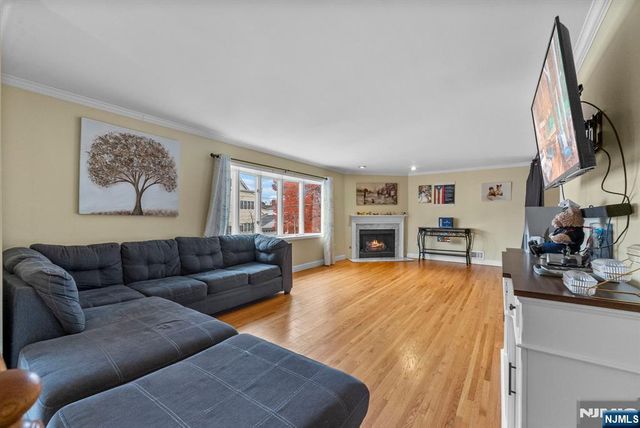 32 Hayward Place, Wallington, NJ 07057