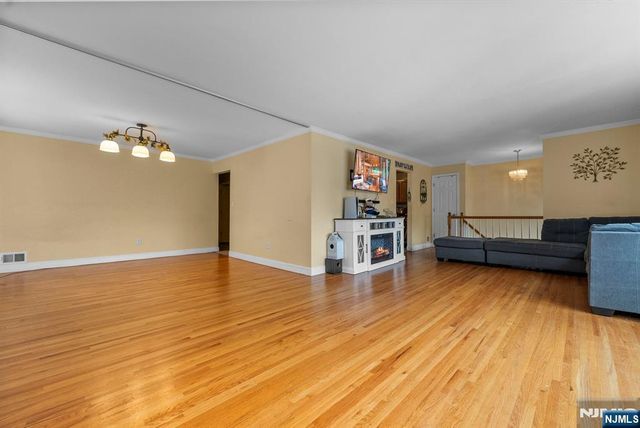 32 Hayward Place, Wallington, NJ 07057