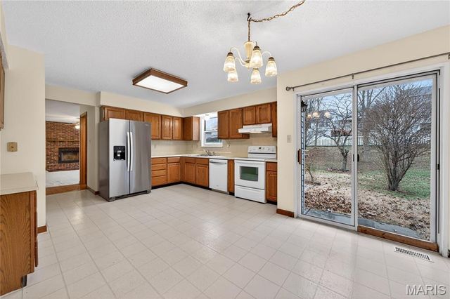 1276 Stephenridge Drive, St Charles, MO 63304