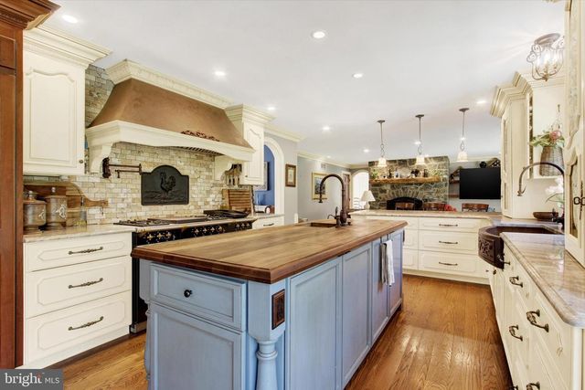 2065 YOUNGS RD, Hanover, PA 17331