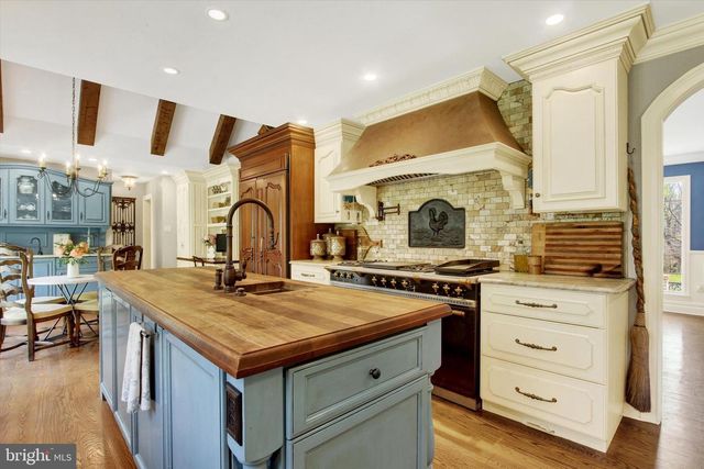 2065 YOUNGS RD, Hanover, PA 17331