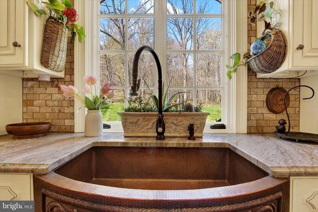 2065 YOUNGS RD, Hanover, PA 17331